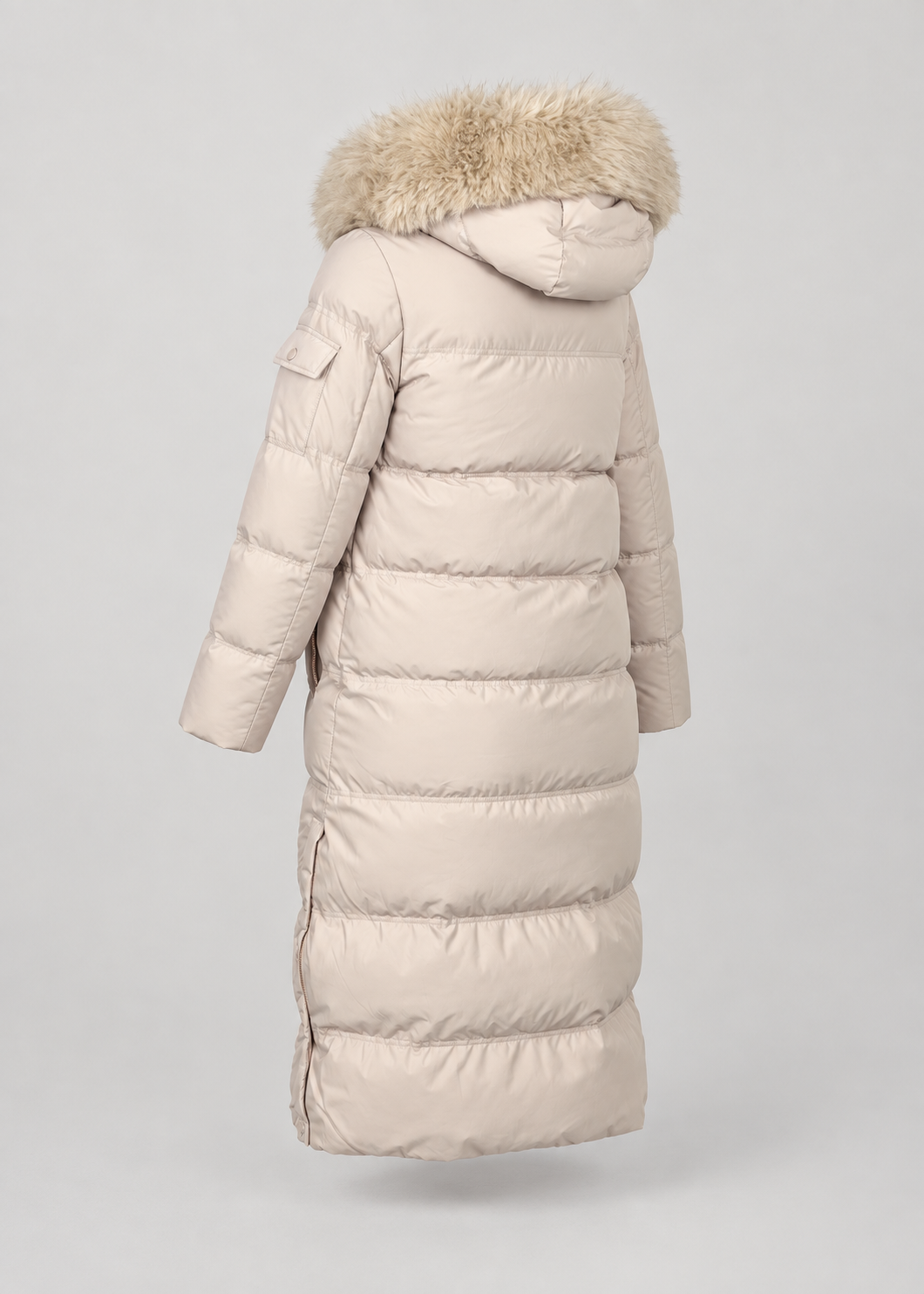 Parka beige à capuche fausse fourrure — pièce isolée, vue de dos oblique.