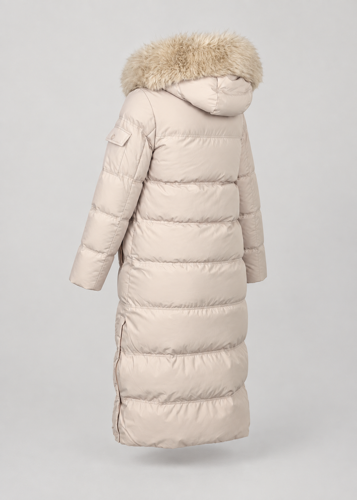 Parka beige à capuche fausse fourrure — pièce isolée, vue de dos oblique.