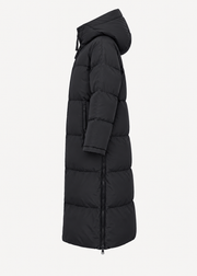 Parka longue noire matelassée à capuche, pièce isolée de profil