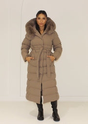 Parka longue taupe fausse fourrure — vue portée en pied, ceinturée