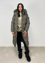 Parka grise à fourrure, vue portée en pied