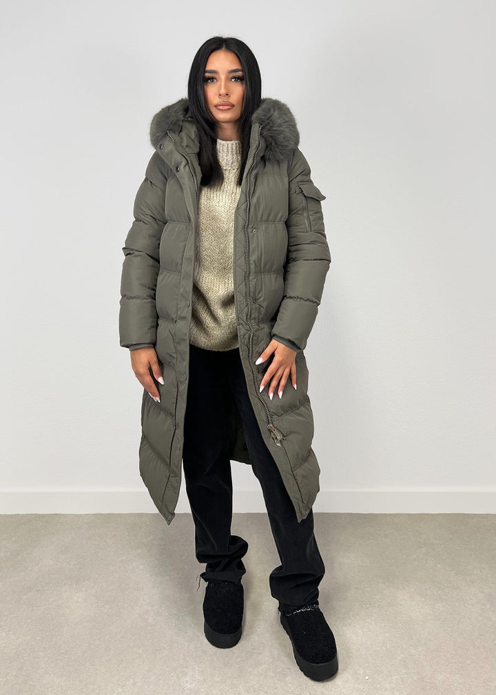 Parka grise à fourrure, vue portée en pied