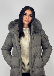 Parka grise à fourrure, vue portée rapprochée