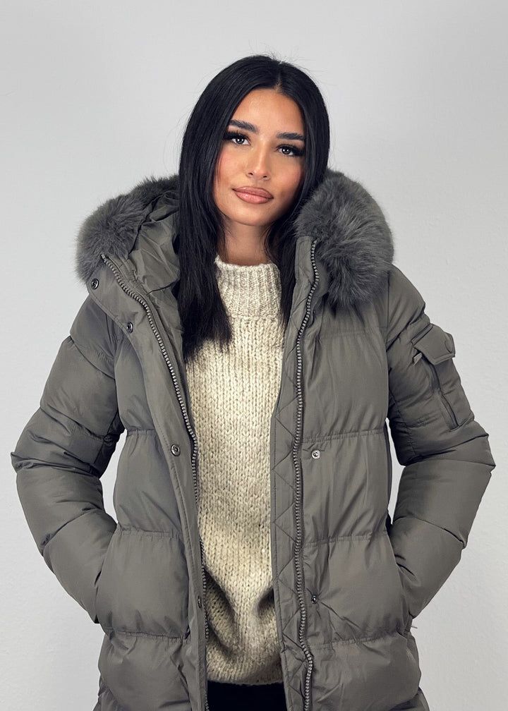 Parka grise à fourrure, vue portée rapprochée