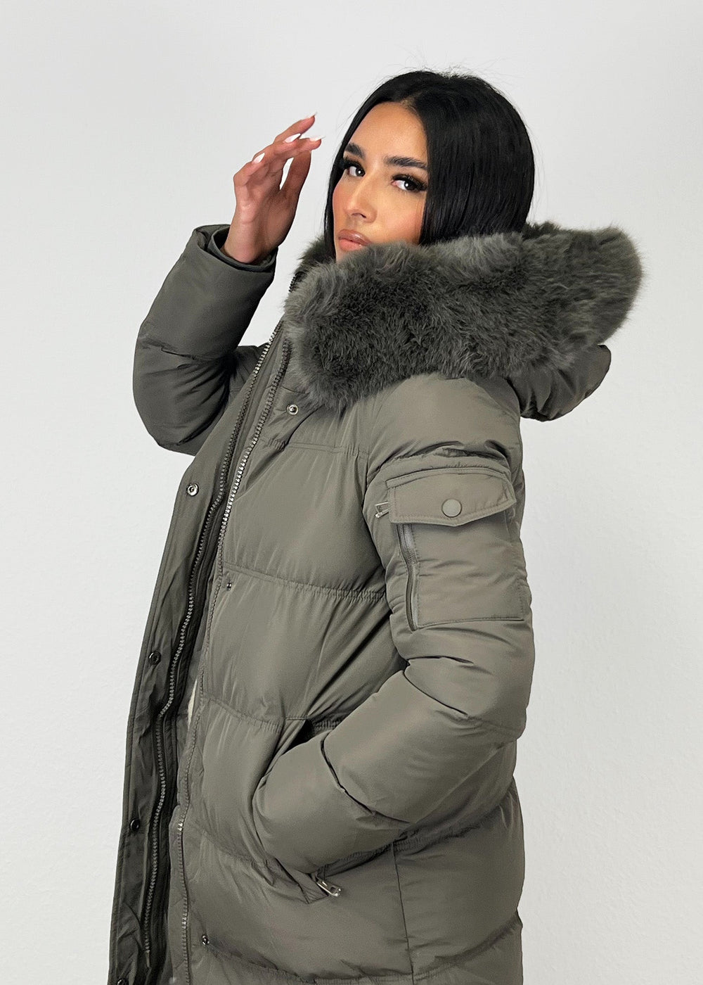 Parka grise à fourrure, vue portée de profil