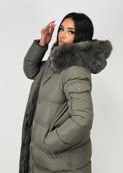 Parka grise à fourrure, vue portée de profil