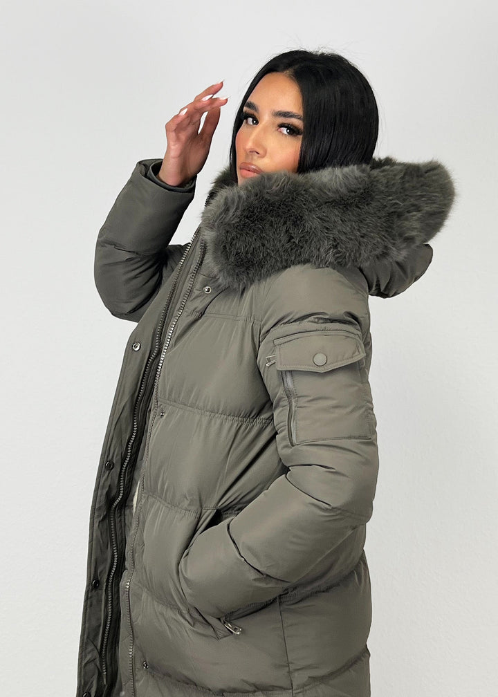 Parka grise à fourrure, vue portée de profil