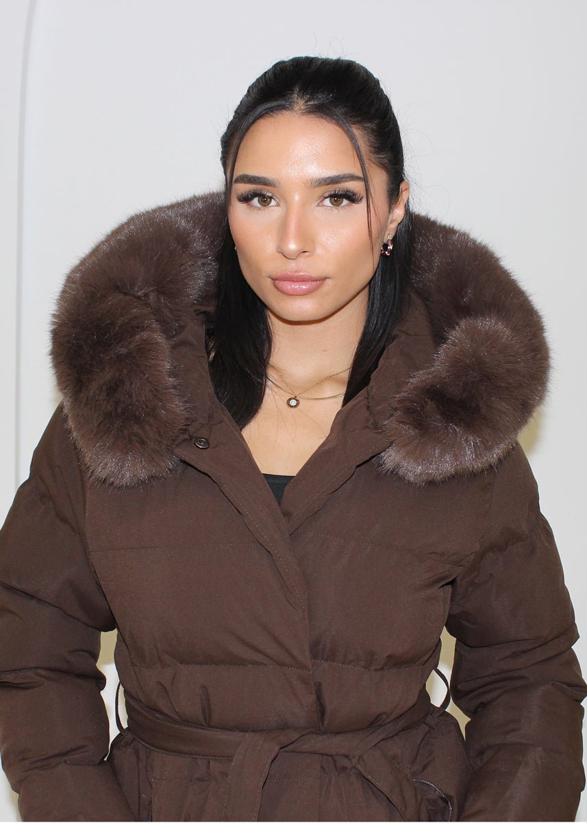 Parka longue brune à ceinture — détail de la capuche.