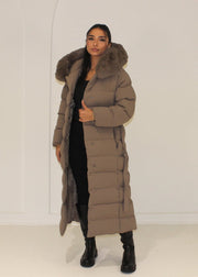Parka longue taupe fausse fourrure — vue portée en pied, ouverte, bottes noires