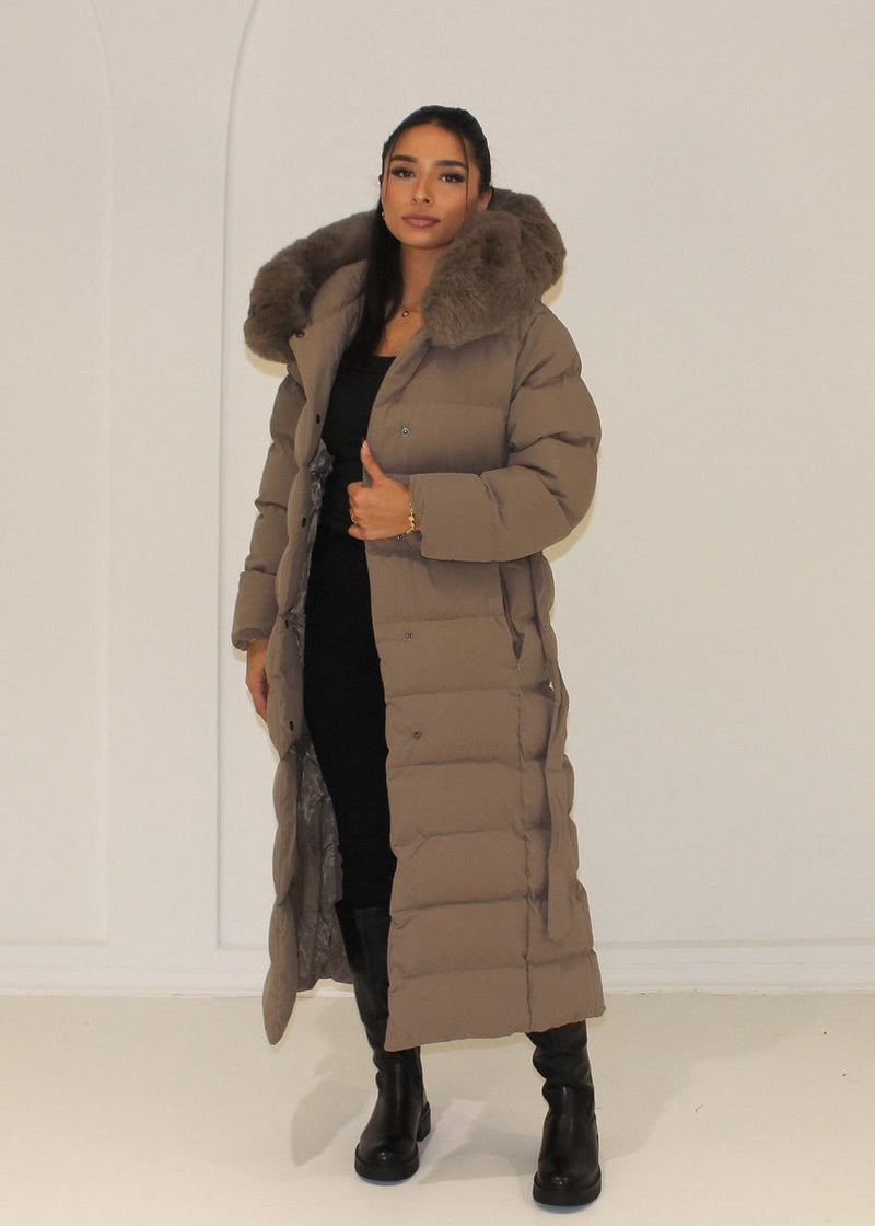 Parka longue taupe fausse fourrure — vue portée en pied, ouverte, bottes noires