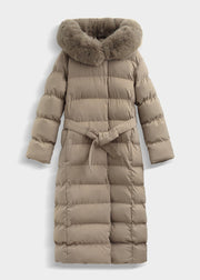Parka longue taupe fausse fourrure — vue de face sur fond blanc, ceinturée, capuche à bordure fourrure