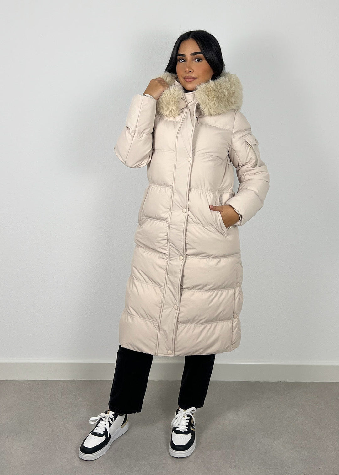 Parka beige à fourrure, vue portée de face