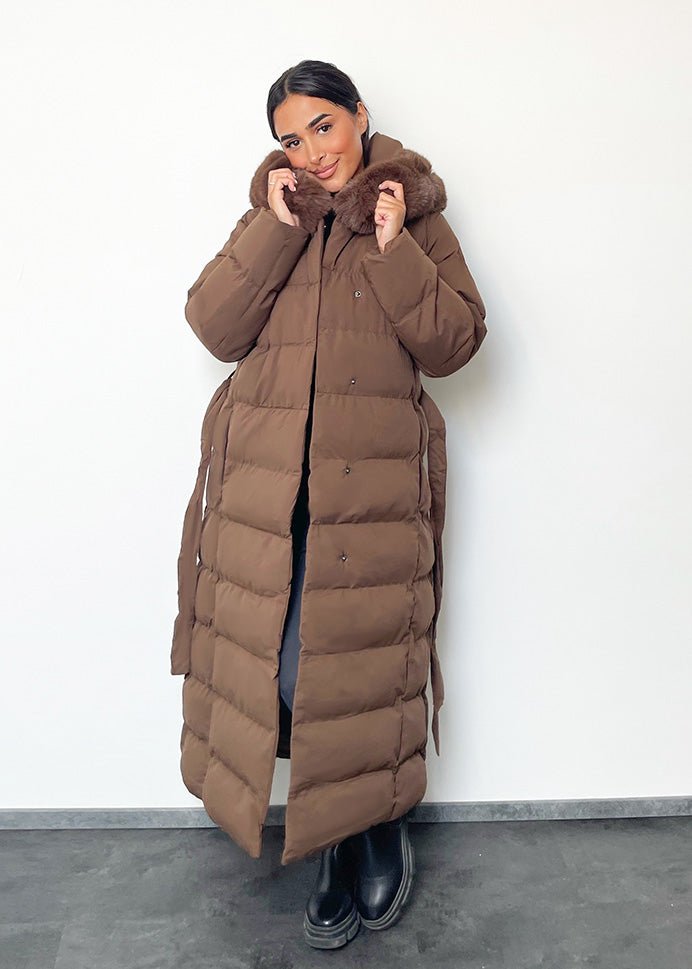 Parka longue brune à ceinture — vue portée ouverte.