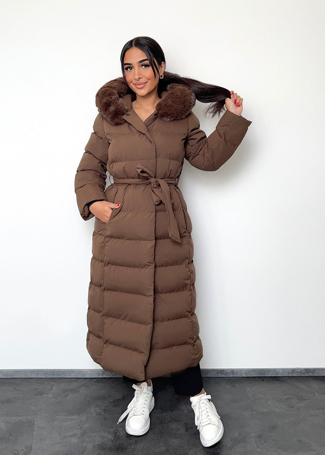 Parka longue brune à ceinture — vue de face, ceinture nouée.