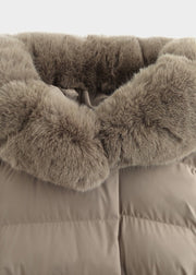 Parka longue taupe fausse fourrure — gros plan du matelassage et de la fausse fourrure