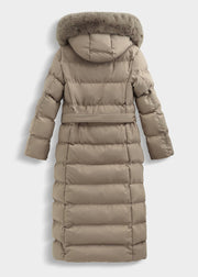Parka longue taupe fausse fourrure — vue de dos sur fond blanc, matelassage horizontal et capuche