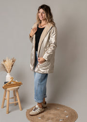Parka réversible fourrure portée par une femme, silhouette entière, parka ouverte, baskets