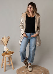 Parka réversible fourrure portée par une femme, vue de trois-quarts, côté doré, jean