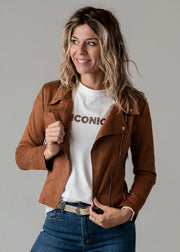 Perfecto en suédine porté par une femme, vue rapprochée, t-shirt blanc, perfecto marron