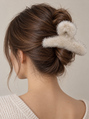 Mulher com pinça de cabelo bege em pelo sintético, vista posterior