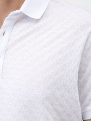 Polo ajusté en maille blanc — détail texture du tissu