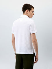 Polo ajusté en maille blanc — vue portée de trois-quarts dos