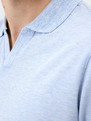 Polo slim maille bleu ciel — gros plan col