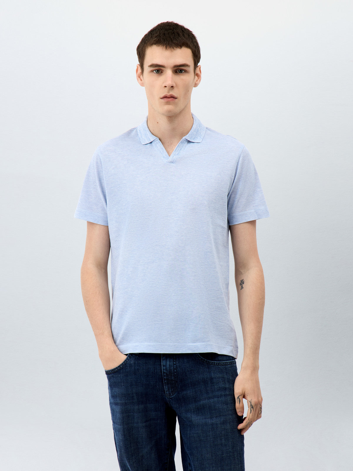 Polo slim maille bleu ciel — vue portée de face