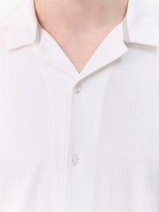 Chemise manches courtes écrue — détail col ouvert et premier bouton