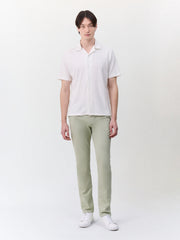 Chemise manches courtes écrue — vue portée en pied, avec pantalon