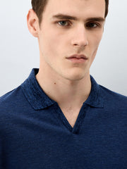 Polo maille bleu indigo — gros plan col