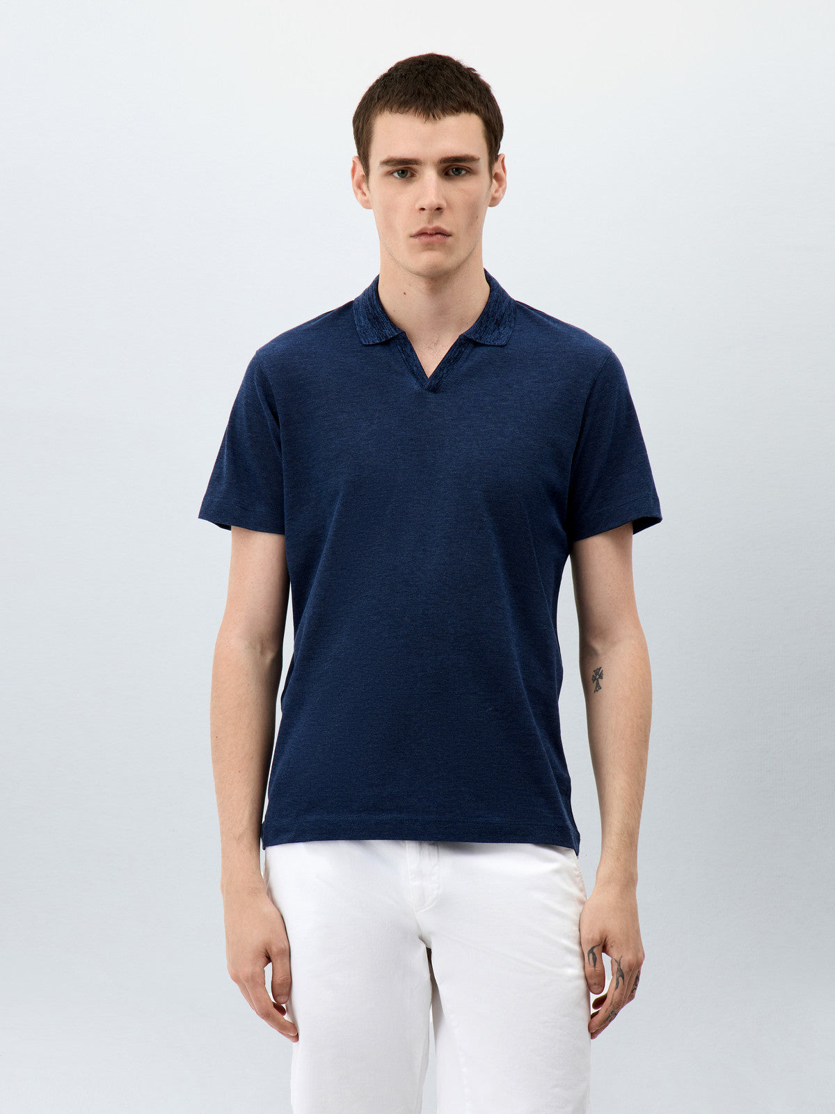 Polo maille bleu indigo — vue portée de face