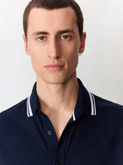 Polo maille bleu marine — gros plan col