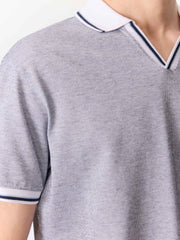 Polo classique maille bleu marine — gros plan col et épaule