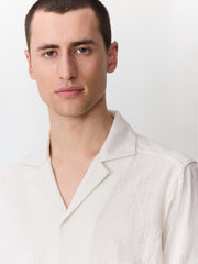 Chemise manches courtes maille beige — gros plan col ouvert