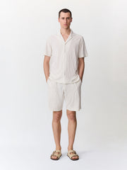 Chemise manches courtes maille beige — vue portée en pied, avec short assorti