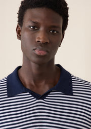 Polo rayures bleu marine — gros plan col uni et rayures