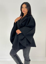 Poncho noir à ceinture, vue portée rapprochée