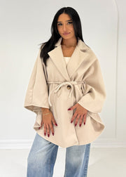 Poncho beige à ceinture, vue portée de trois-quarts