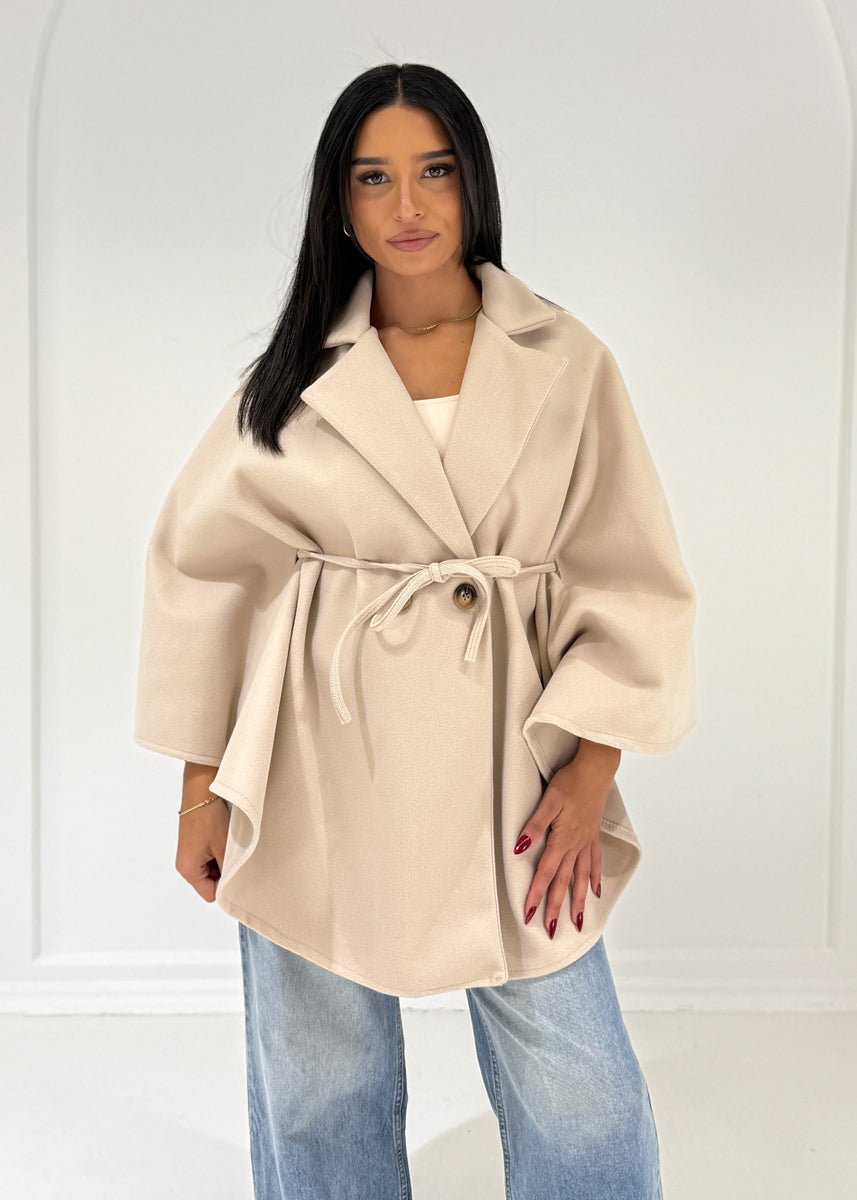 Poncho beige à ceinture, vue portée rapprochée