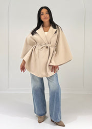 Poncho beige à ceinture, vue portée en pied