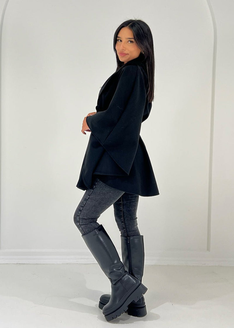 Poncho noir à ceinture, vue portée de profil