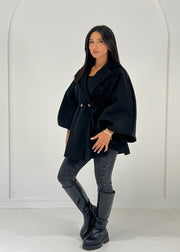 Poncho noir à ceinture, vue portée de trois-quarts