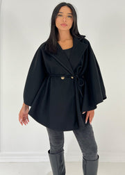Poncho noir à ceinture, vue portée de face