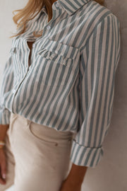 Chemise rayée à poches volantées portée par une femme, vue rapprochée, rayures, poche
