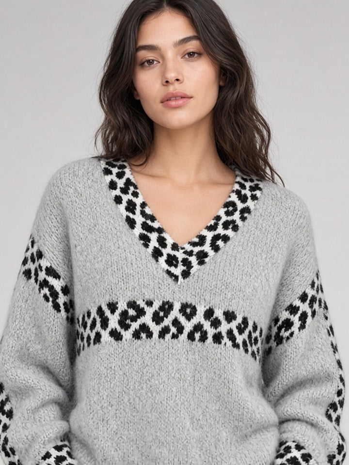 Pull à col V et bordures léopard — vue de face, fond gris.