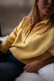Pull loose col camionneur porté par une femme, vue rapprochée, col camionneur, assise