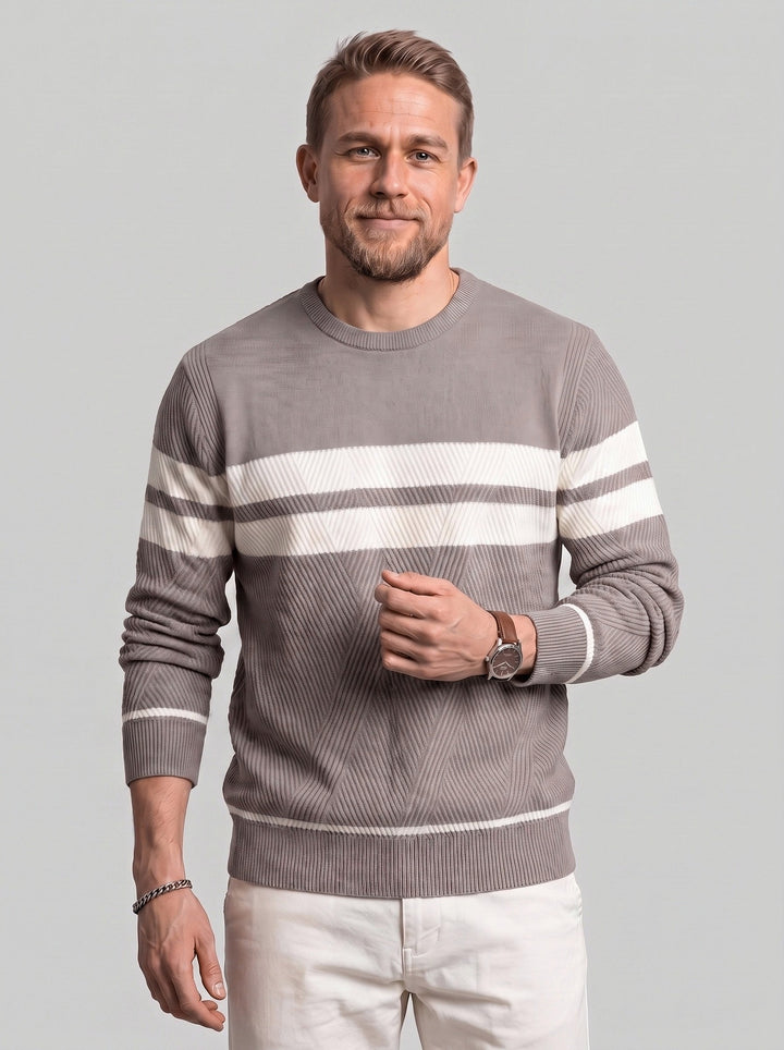 Pull col rond rayé taupe clair, vue portée de face