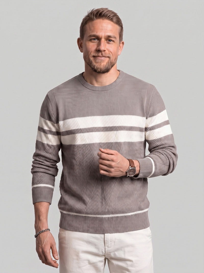 Pull col rond rayé taupe clair, vue portée de face