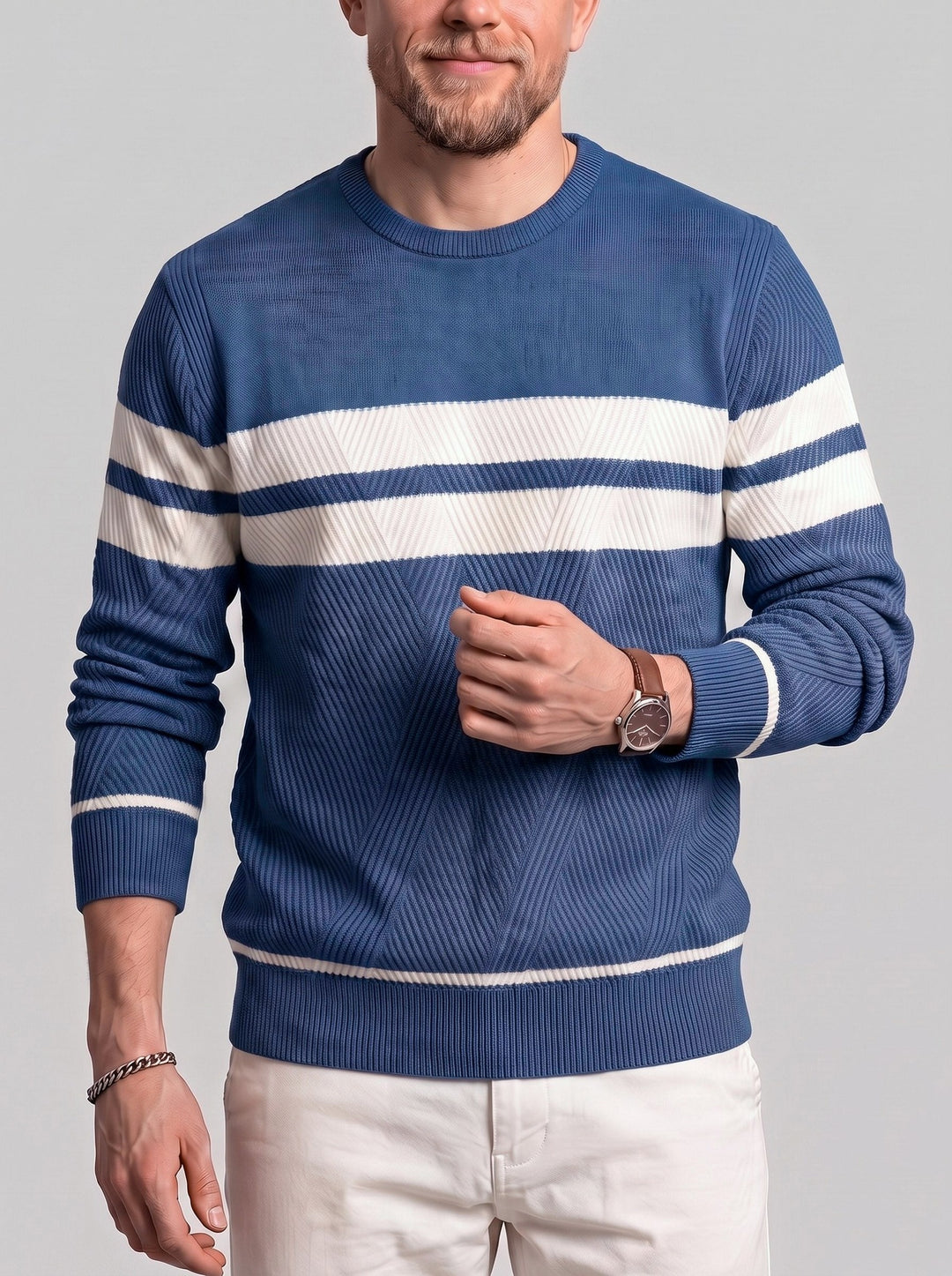 Pull col rond rayé bleu foncé, vue portée de face
